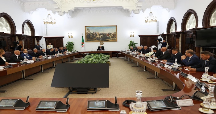 Le président de la république installe la Commission nationale de révision du code de la commune et de wilaya